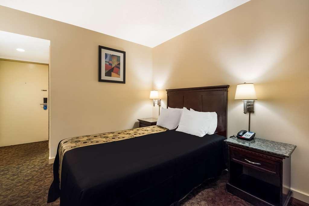 Rodeway Hotel *